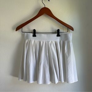 Aritzia TnaMOVE Tennis Pro Mini Skirt Pleated White TNA Women Skort Size Medium